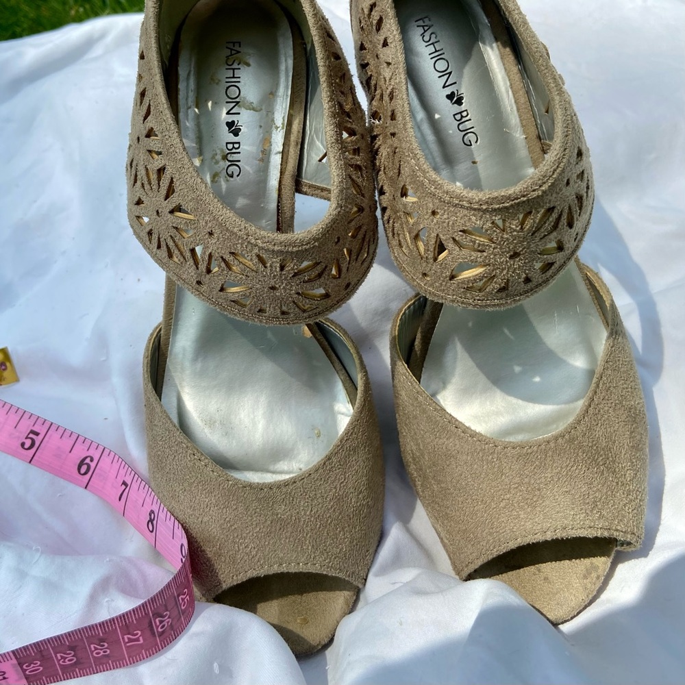 Fashion Bug Taupe Faux Suede Peep-Toe Platform Sandals size 9.5 US.